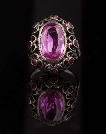 Anello in oro gr 7.4 con rubini e pasta vitrea. . . [Nessun Autore] . . .