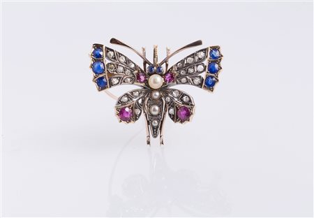 Spilla in oro, argento, rubini e diamanti taglio vecchio. . . [Nessun Autore]...