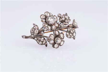 Spilla ottocentesca in argento e oro con diamanti taglio rosa cts 7 circa. ....