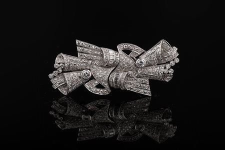 Spilla in platino doppia clip, diamanti cts 5.80 circa. . . . [Nessun Autore]...