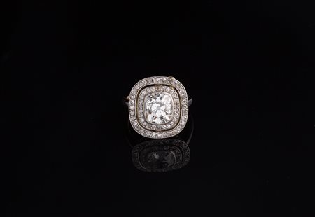 Anello anni '30 in oro bianco e giallo con diamante centrale cushon shape di...