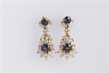 Orecchini con zaffiri tondi e diamanti. . . [Nessun Autore] . . .