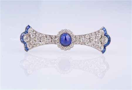 Spilla art deco francese con motivo centrale tondo e finali trilobati in...