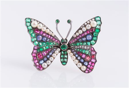 Spilla farfalla in oro e argento con smeraldi, zaffiri, rubini e perline. . ....
