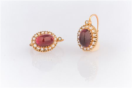 Orecchini del XIX secolo in oro, perline e granati. . . [Nessun Autore] . . .