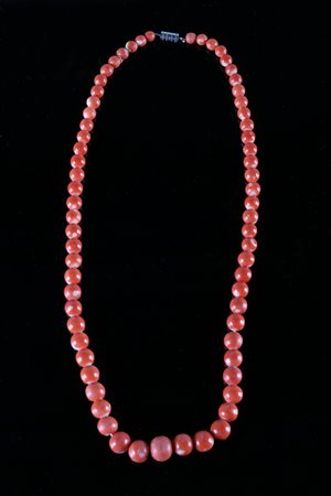 Un filo corallo a scalare da 4.5 a 10 mm. . . [Nessun Autore] . . .