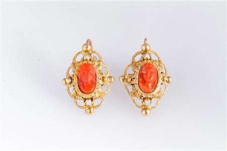 Orecchini corallo fine '800 gr 4.10. . . [Nessun Autore] . fritware with...