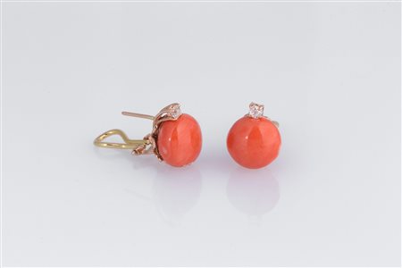Paio di orecchini in oro coralli e diamanti taglio vecchio. . . [Nessun...