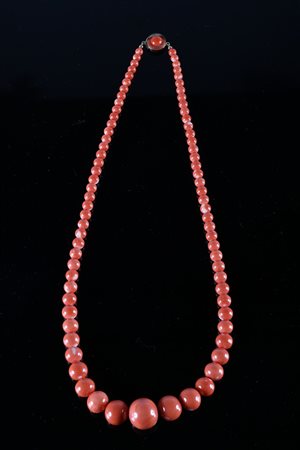 Un filo corallo a sfere scalari da 20 mm fino a 5.5 mm, totale gr 88. . ....