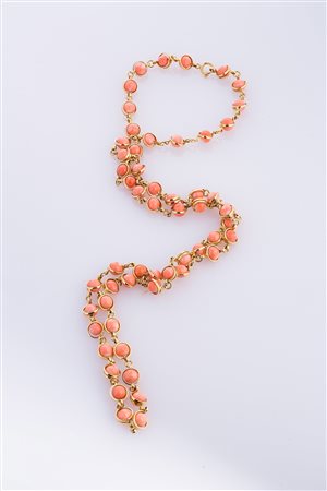 Collana in oro e corallo rosa cm 75, gr totali 85. . . [Nessun Autore] . . .