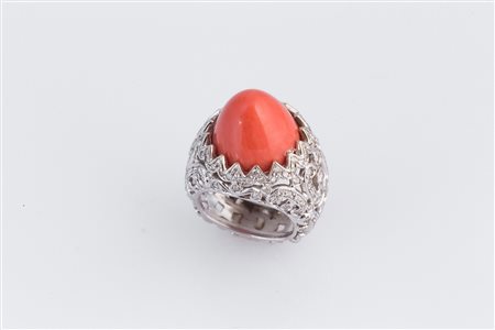 Anello in oro bianco traforato con diamanti cts 1.25 circa e corallo. . ....