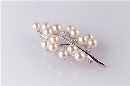 Una spilla in oro 18 kt gr 16.20, 15 perle coltivate diamanti 0.20. . ....
