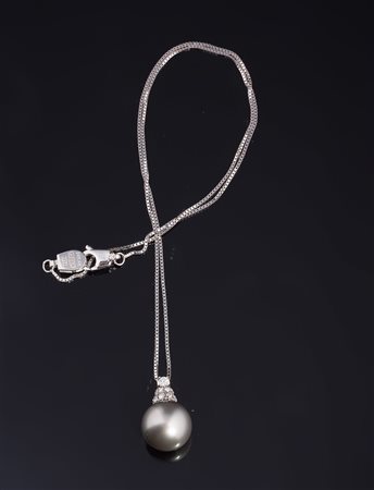 DAMIANI Ciondolo in oro 18 kt gr 7.30 con perle coltivate e diamanti cts...