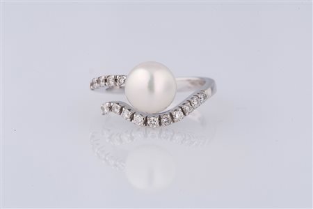 DAMIANI Anello in oro bianco gr 5.50, cts 0.20 circa, diamanti e perle...