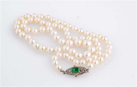 Collana di perle coltivate con fermezza in smeraldo e diamanti. . . . [Nessun...