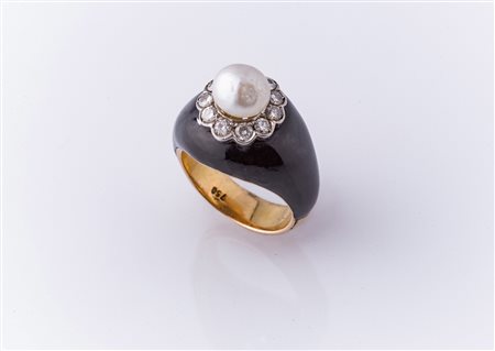 Anello in oro smaltato gr 13.9, diamanti cts 0.45 circa e perla naturale. . ....
