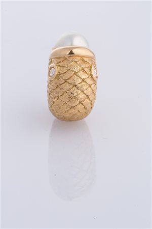 Anello "Pesce" in oro gr 31.30, perla australiana e diamanti cts 0.25. . ....