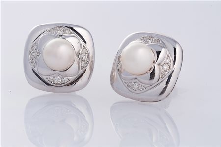 BULGARI Orecchini in oro bianco diamanti e perle coltivate, firmati. . ....