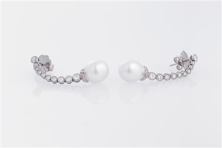 Paio di orecchini in platino, diamanti di cts 0.65 circa e perle. . . [Nessun...