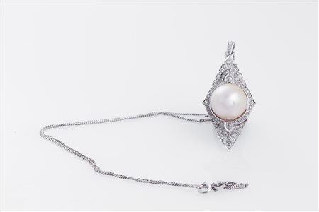 Pendente in platino diamanti 1.50 circa e perla australiana. . . [Nessun...