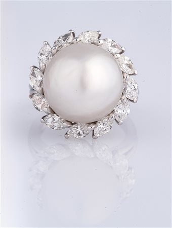 Anello in oro bianco e perle australiane 15 mm, diamanti navette cts 2.70,...