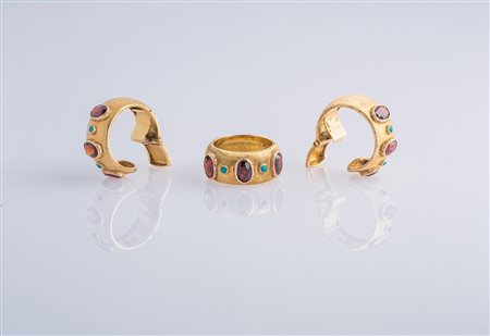 Parure composta da anello e orecchini in oro giallo satinato granati e...
