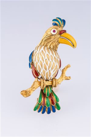 Spilla in forma di tucano con smalti e un rubino, in oro 18 k, gr 32. . ....
