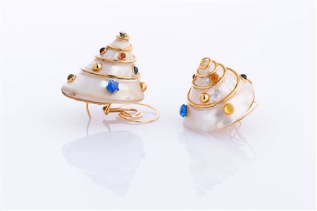 Paio di orecchini con conchiglie oro e pietre semipreziose. . . [Nessun...