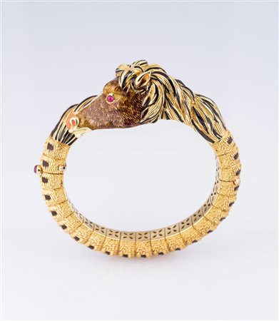 Bracciale in forma di cavallo, finemente smaltato, in oro 18 k, gr 138 con...