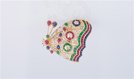 Spilla a farfalla in oro smeraldi, zaffiri, rubini e diamanti per cts 0.55. ....