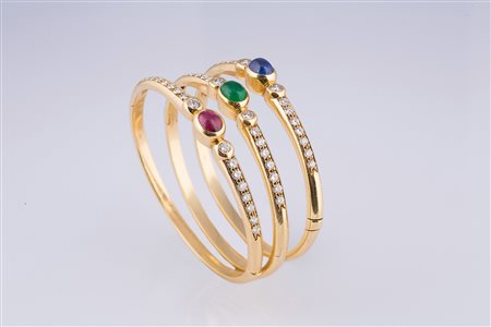 Un Bracciale rigido in oro18 kt, gr 23.7, con rubino cabochon di cts 2 circa,...
