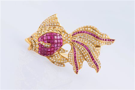 Spilla a forma di pesce in oro giallo gr 17 e diamanti e rubini "invisible...