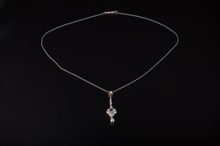 Ciondolo in oro bianco e diamanti cts 0.50. . . [Nessun Autore] . fritware...