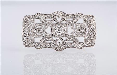 Spilla in oro bianco gr 12.20 e diamanti. . . [Nessun Autore] . . .