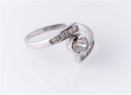 Anello in oro bianco con diamante ovale taglio vecchio cts 0.50 e baguettes...