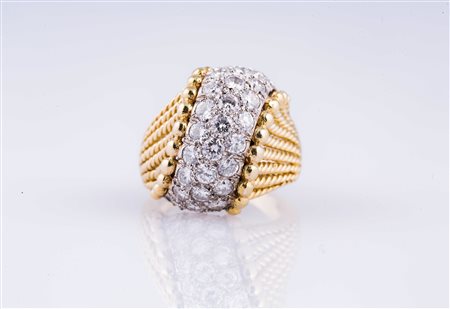 Anello oro giallo e bianco gr 12, diamanti cts 1.50 circa. . . [Nessun...