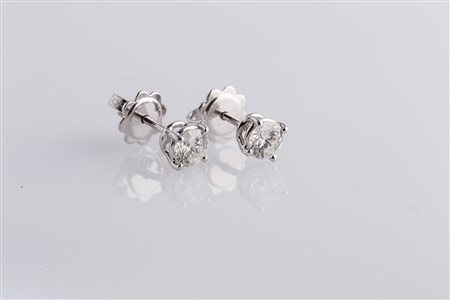 Orecchini con diamanti a griffe cts 0.82 gr 2.2. . . [Nessun Autore] . . .