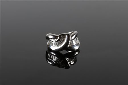 Anello in oro bianco gr 12 e diamanti baguettes per cts 1.70. . . [Nessun...