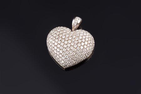 Pendente a forma di cuore in oro bianco gr 11.88 e pavé di diamanti cts 3.33....