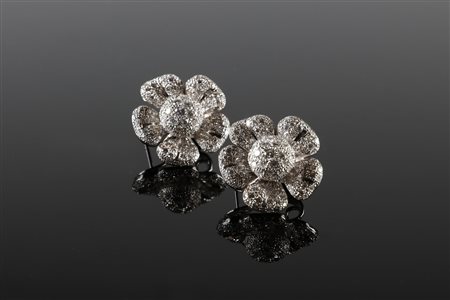 Orecchini in oro gr 22.20 e brillanti per cts. 4.20 circa. . . [Nessun...