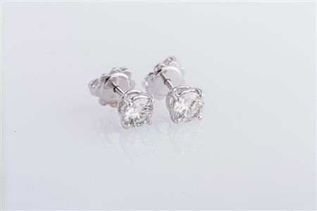 Orecchini in oro bianco gr 2.20 e diamanti a griffe cts 1.04. . . [Nessun...