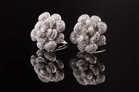 Paio di orecchini a fiore in oro 18 kt gr 23.50 diamanti cts 3.75. . ....