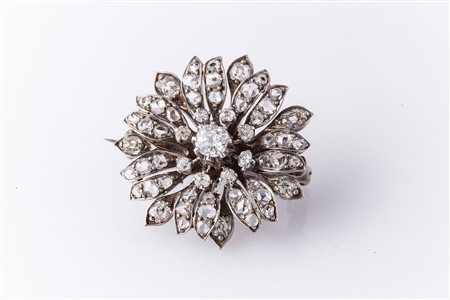 Spilla in argento e oro bianco con diamante centrale taglio vecchio cts 1.80...