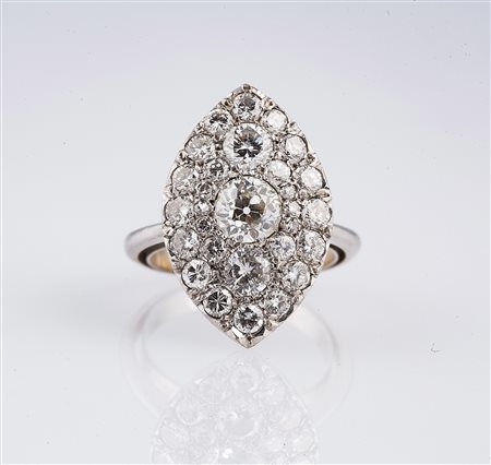 Anello in oro gr 6.40 a forma di ellisse con diamanti per cts 5.20 circa. . ....