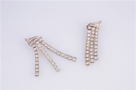 Orecchini pendenti in oro bianco 18 kt gr 20.40 e brillanti per cts 9 circa....