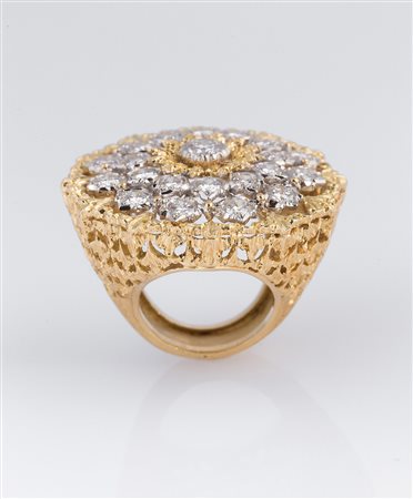 [Nessun Autore] Anello in oro bianco e giallo gr 30.9 diamanti cts 4.30. . ....