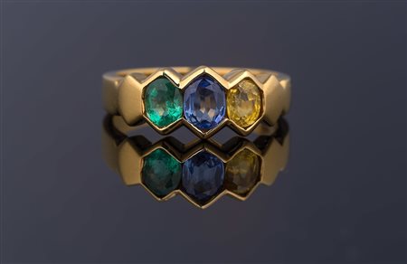 Anello in oro gr 4.70, smeraldo, zaffiri cts 1.39. . . [Nessun Autore] . . .