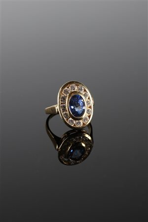 Anello in oro giallo 18 kt, diamanti cts 1.44 e zaffiro cts 2 circa. . ....