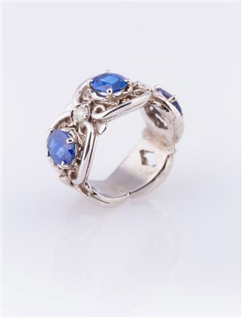 Anello in oro bianco, gr 11,10 e tre zaffiri cts. 3.80 circa, diamanti cts....