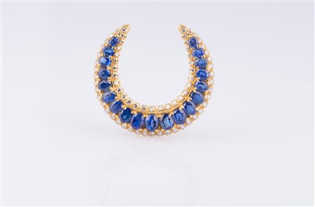 Spilla con brillanti per cts. 1,10 e zaffiri per cts. 6 circa. . . [Nessun...